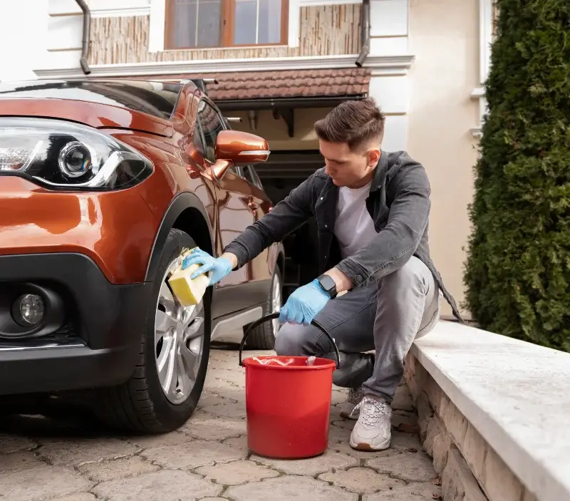 Lavage auto à domicile Aulus-les-Bains : professionnel intervenant sur un véhicule